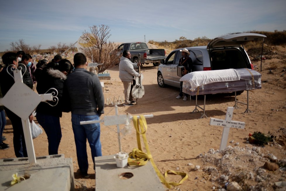 Pohřeb jedné z obětí koronaviru v Mexiku