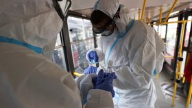 Dopravní podnik spolu s Akademií věd zača odebírat vzorky z MHD, cílem je zjistit, jak moc je ve hromadné dopravě přítomen virus SARS-Cov2