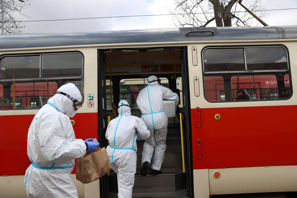 Dopravní podnik spolu s Akademií věd zača odebírat vzorky z MHD, cílem je zjistit, jak moc je ve hromadné dopravě přítomen virus SARS-Cov2