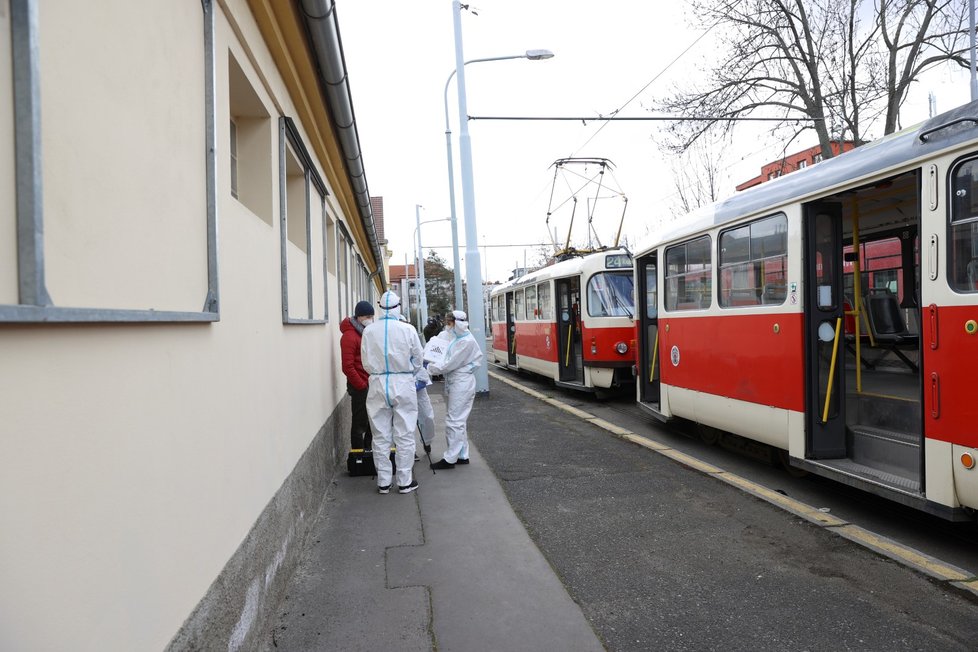 Dopravní podnik spolu s Akademií věd zača odebírat vzorky z MHD, cílem je zjistit, jak moc je ve hromadné dopravě přítomen virus SARS-Cov2