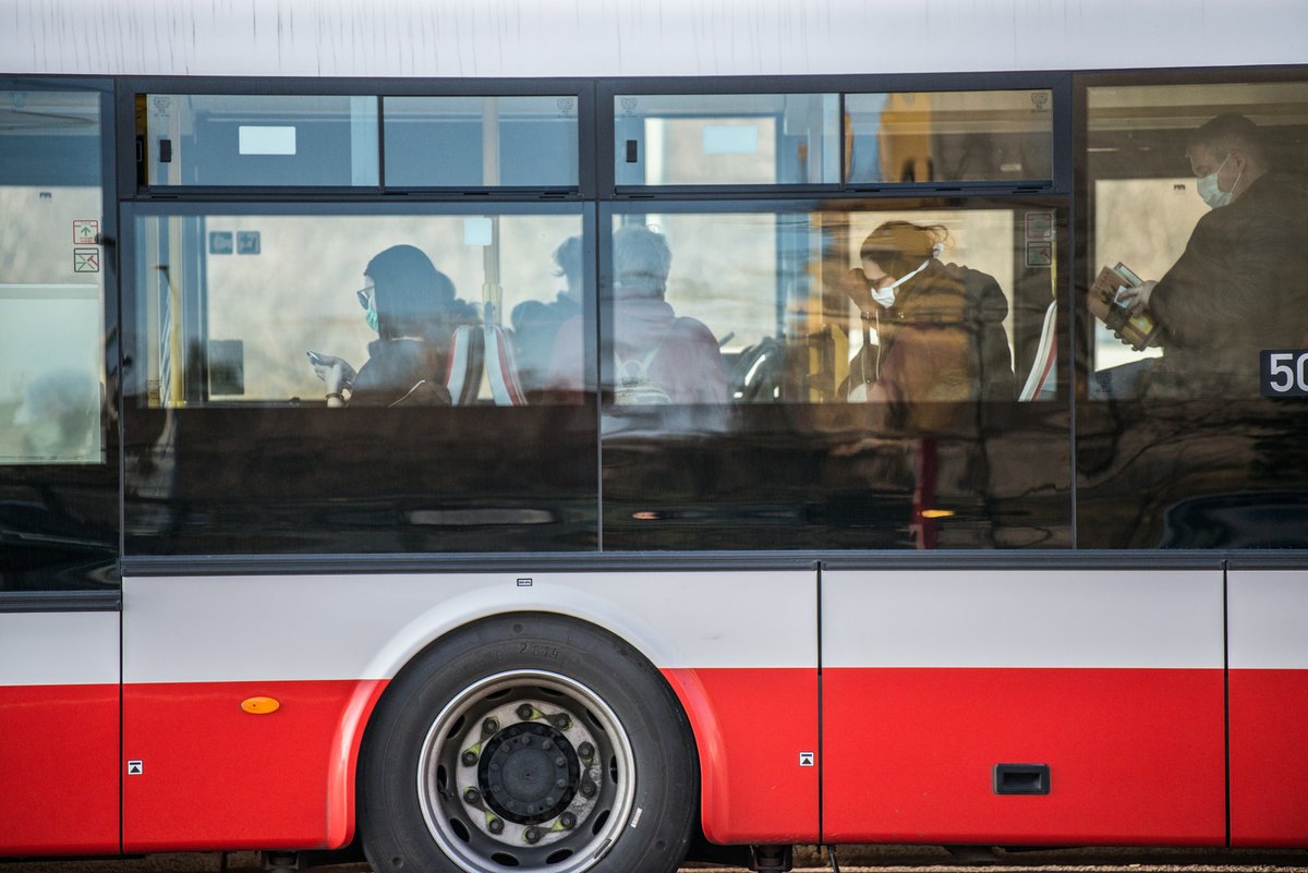 V pražské MHD už jen povinně se zakrytými ústy a nosem