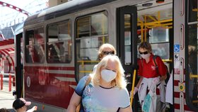 Od 1. července můžou Češi do tramvají bez roušek. Někteří si je ale nechali (1. 7. 2020)