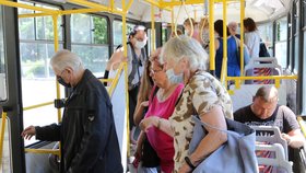 Od 1. července můžou Češi do tramvají bez roušek. Někteří si je ale nechali (1. 7. 2020)