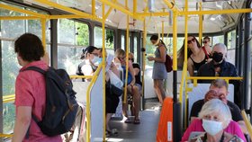 Od 1. července můžou Češi do tramvají bez roušek. Někteří si je ale nechali (1. 7. 2020)