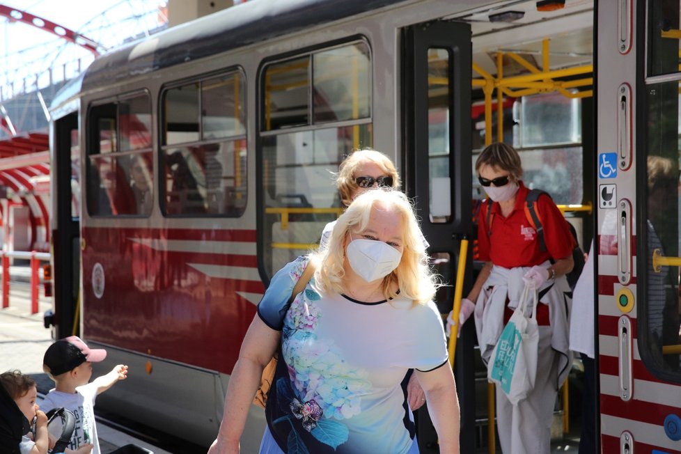 Od 1. července můžou Češi do tramvají bez roušek. Někteří si je ale nechali (1. 7. 2020)