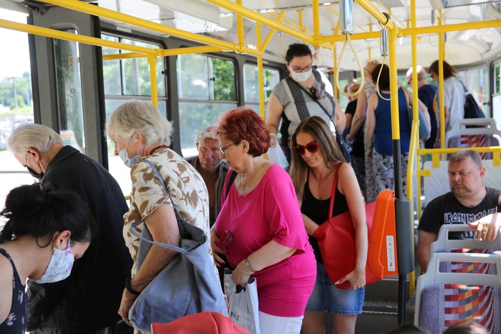 Od 1. července můžou Češi do tramvají bez roušek. Někteří si je ale nechali (1. 7. 2020)