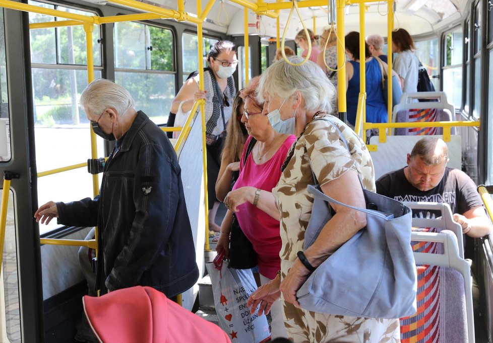 Od 1. července můžou Češi do tramvají bez roušek. Někteří si je ale nechali (1. 7. 2020)