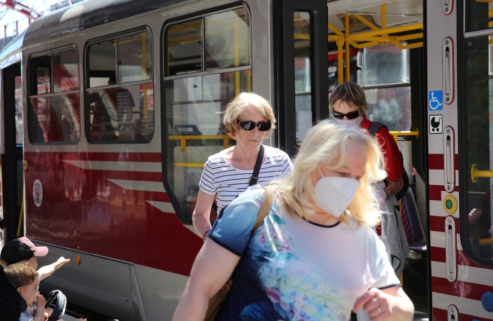 Od 1. července můžou Češi do tramvají bez roušek. Někteří si je ale nechali (1. 7. 2020)