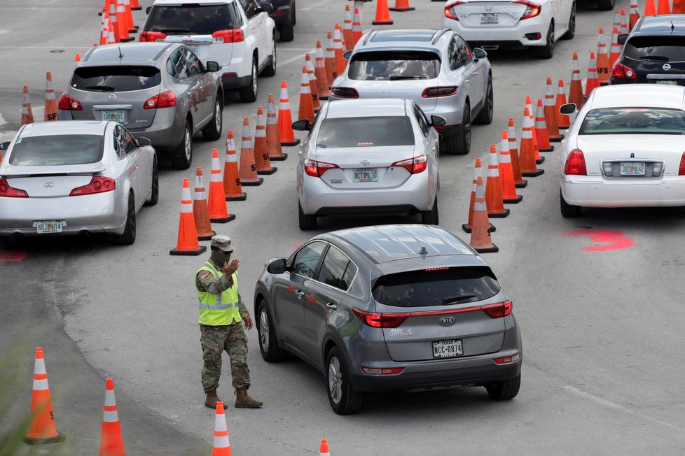 V Miami mohou lidé na test dorazit i pěšky nebo přímo v autě. (31. 7. 2020)