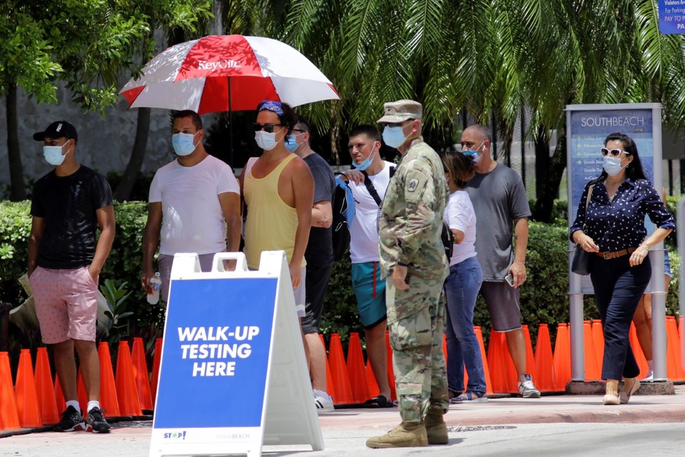 V Miami mohou lidé na test dorazit i pěšky nebo přímo v autě. (31. 7. 2020)