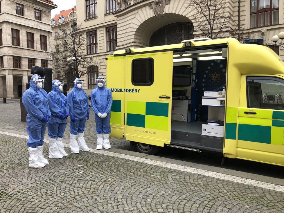 Magistrát ve spolupráci s GHC Genetics představil mobilní laboratoř, která je schopná nejen vzorky na covid-19 odebrat, ale také do několika málo hodin vyhodnotit.