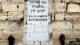 Židé v Jeruzalémě se modlí za oběti koronaviru.