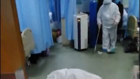 Mrtvá těla pacientů s koronavirem se povalují po chodbách nemocnic