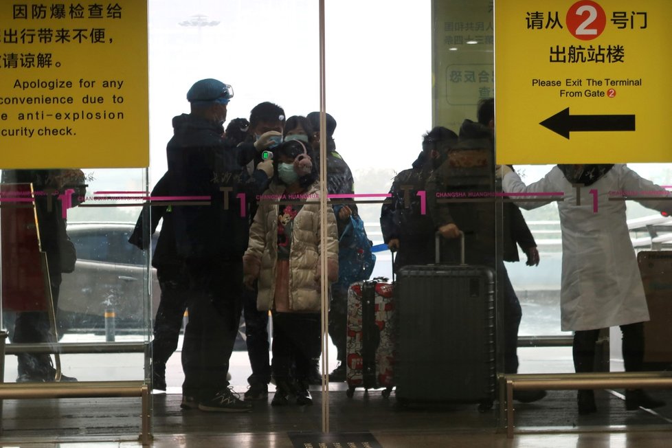 Zvýšená bezpečnostní opatření kvůli nákaze panují po celé Asii i na letištích. (25. 1. 2019)