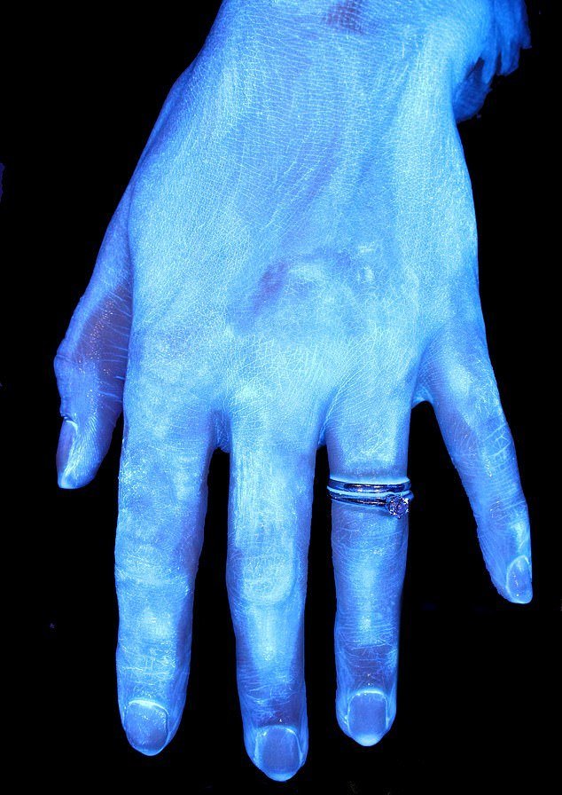 Pokud si ruce pouze krátce opláchnete a oklepete, tak jak to mnoho lidí běžně dělá, nemá to na bakterie ani viry naprosto žádný efekt. Vidíte, že ruka je téměř stejně bílá, jako na předchozím obrázku.