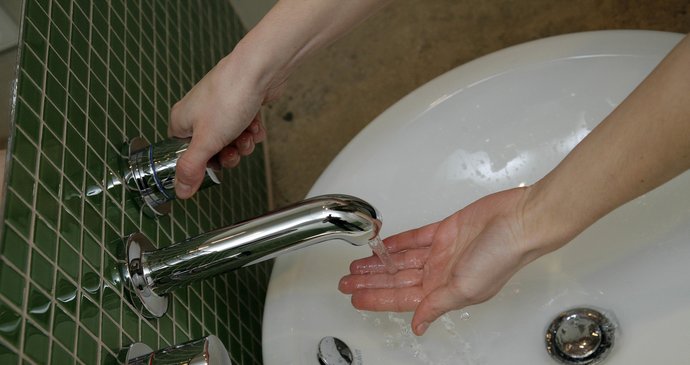 Opláchněte si  ruce vodou.