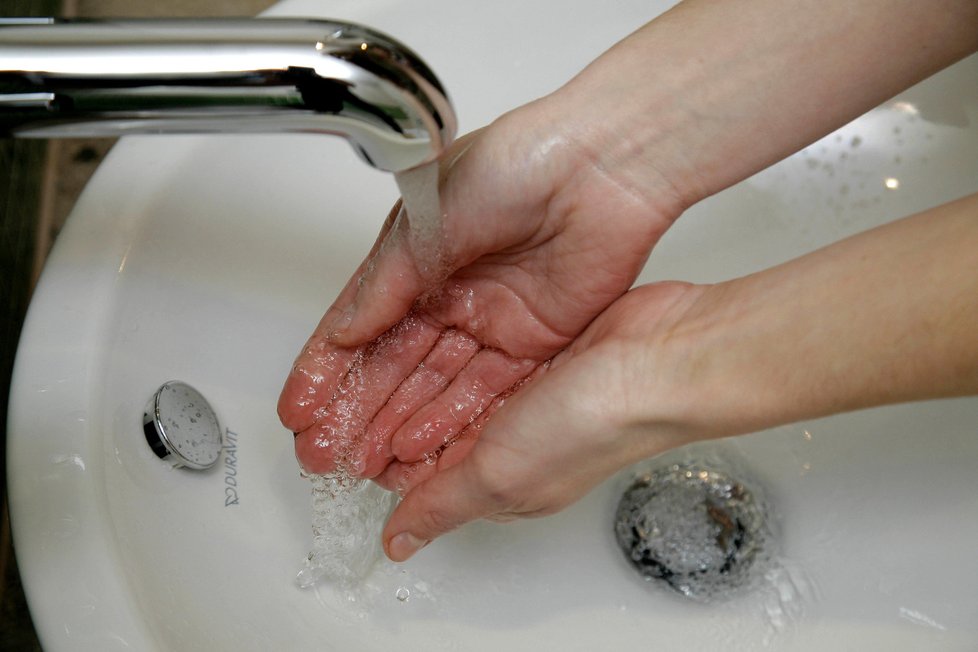 Opláchněte si ruce vodou.