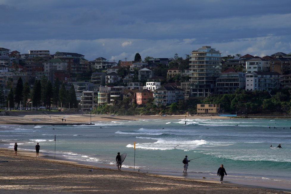 Australské město Sydney zeje prázdnotou. Vylidnily se i pláže, kde se nyní vyskytuje jen minimum surfařů. (6. 4. 2020)