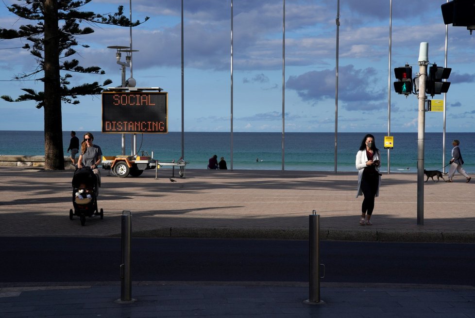 Australské město Sydney zeje prázdnotou. Vylidnily se i pláže, kde se nyní vyskytuje jen minimum surfařů (6.4.2020).