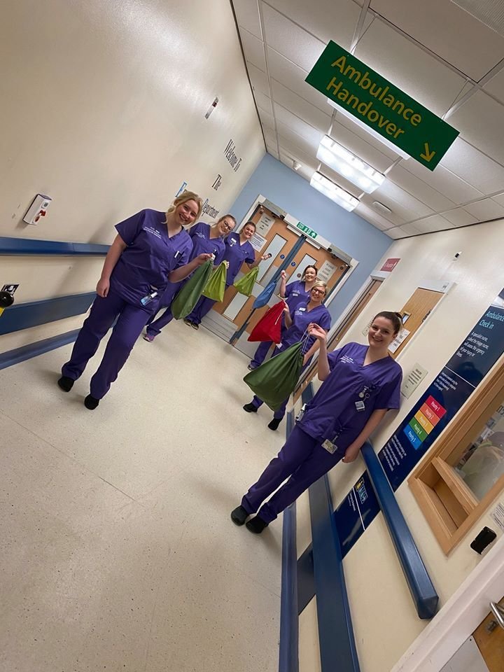Zdravotníci v Worcestershirské nemocnici si udržují dobrou náladu.