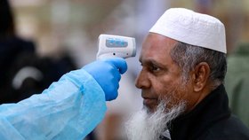 Lékaři měří teplotu pasažérům na letišti v Bangladéši (11.3.2020)