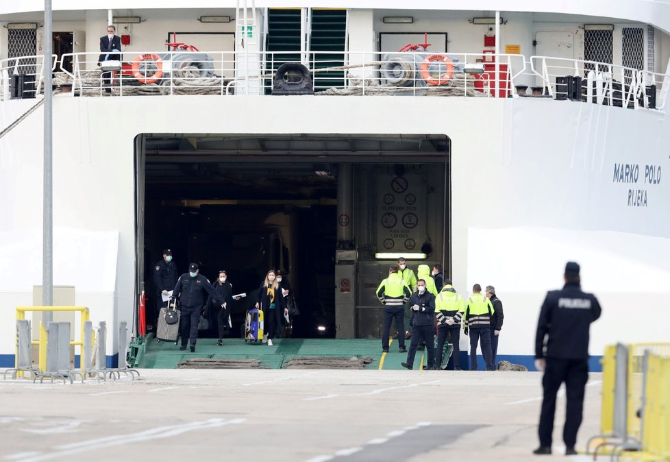 Lidé vystupují z trajektu, který přijel z Itálie do Chorvatska (11.3.2020)