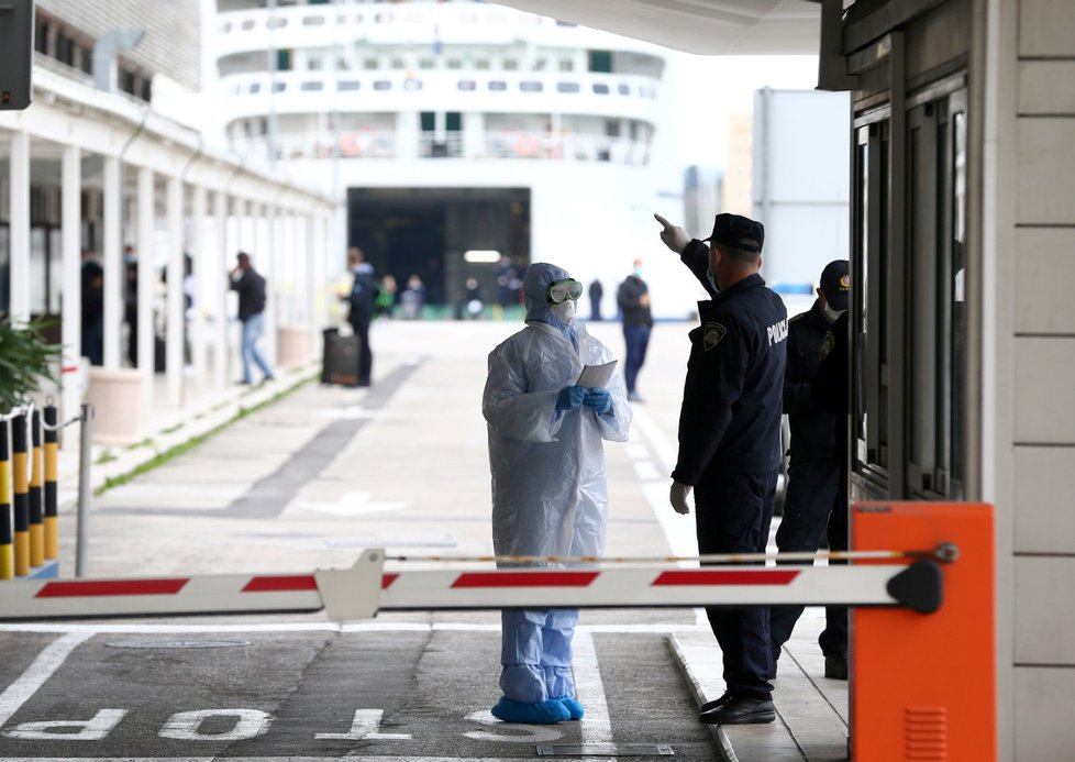 Policisté a lékaři hlídají trajekt, který přijel z Itálie do Chorvatska. (11.3.2020)