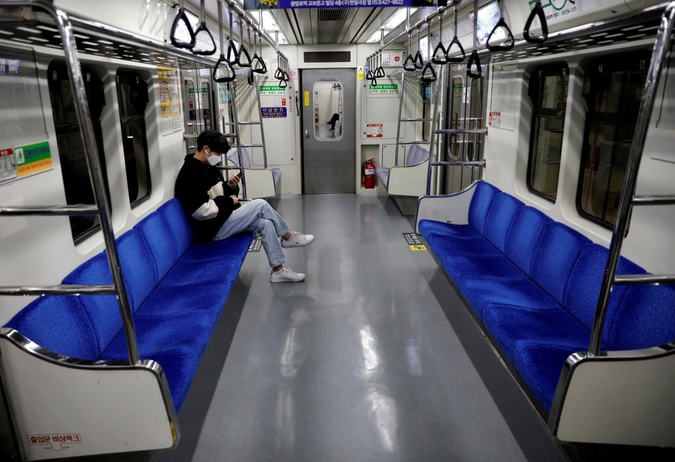 Muž v roušce v metru jihokorejského Daega (5.3.2020)