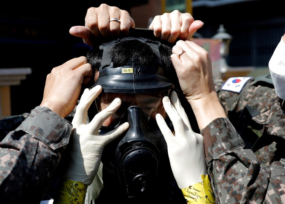 Jihokorejský voják s respirátorem (5.3.2020)