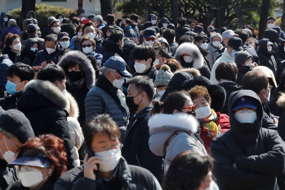 Lidé v jihokorejském Daegu stojí ve frontě na roušky (5.3.2020)