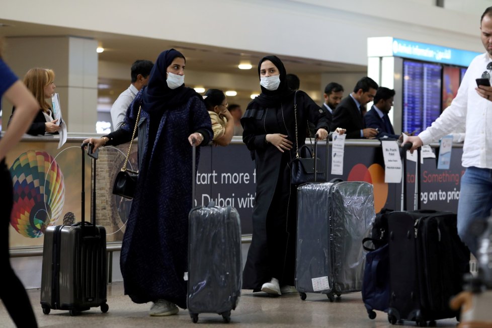 Ženy s rouškami na letišti v Dubaji ve Spojených arabských emirátech, kde byl dnes potvrzen první případ nákazy koronavirem (5.3.2020)