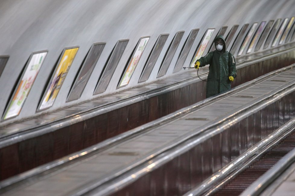 Pracovník dezinfikuje metro v Tbilisi v Gruzii (3.3.2020)