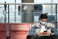 Dalších 150 tisíc „koronavirových“ SMS: Češi v cizině dostali varování operátorů