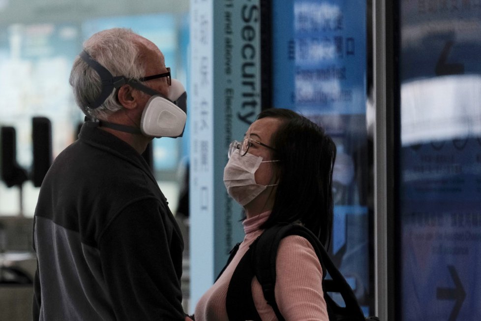Lidé v rouškách na letišti v Hongkongu (5. 3. 2020)