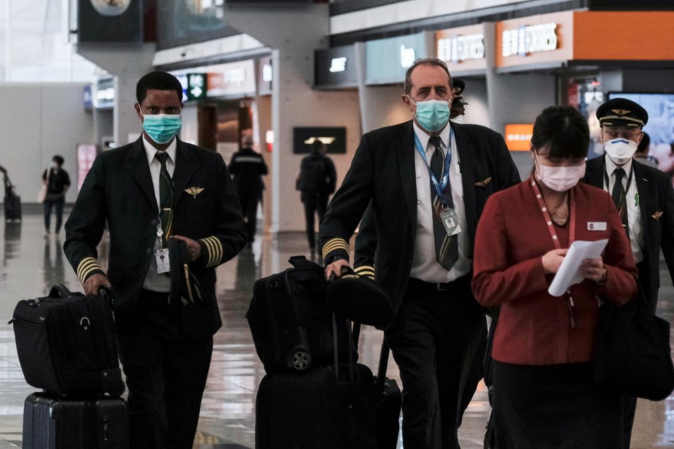 Lidé v rouškách na letišti v Hong Kongu (5.3.2020)