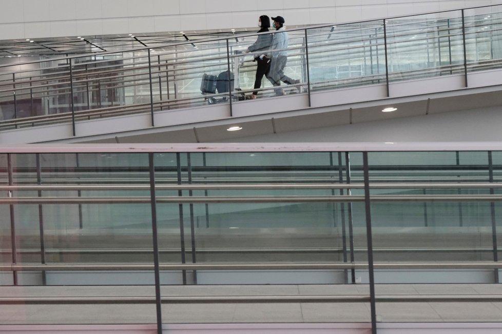 Lidé v rouškách na letišti v Hongkongu (5. 3. 2020)