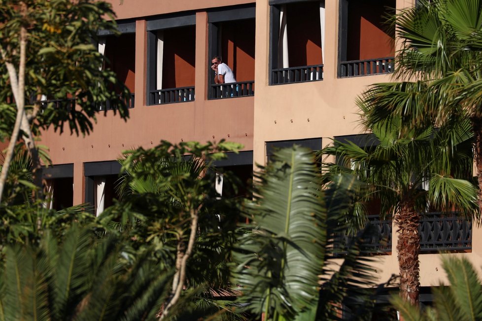Hosté hotelu H10 Costa Adeje Palace, který je kvůli podezření na koronavirus v karanténě (5.3.2020)