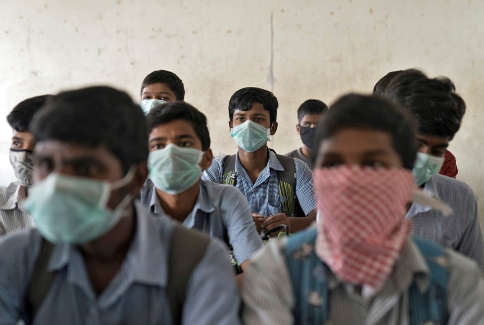 Studenti s rouškami ve škole v Indii (5.3.2020)