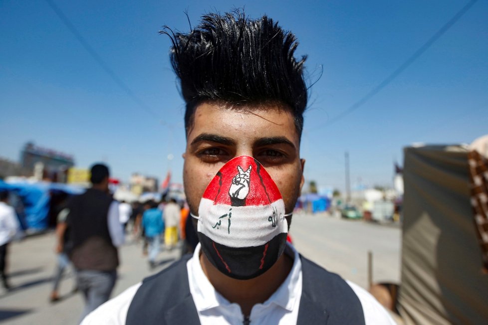 Studenti v rouškách na protivládním protestu v Iráku (5.3.2020)