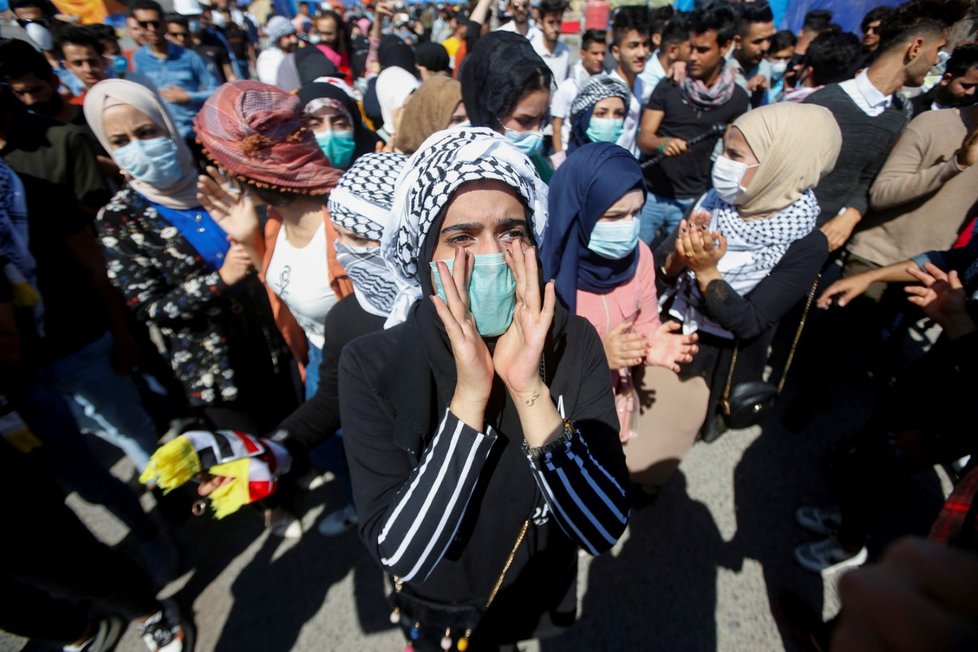 Studenti v rouškách na protivládním protestu v Iráku (5.3.2020)