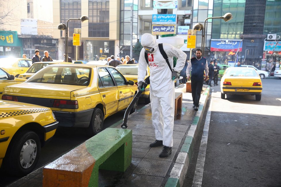 Pracovník dezinfikuje ulici Teheránu, hlavního města Íránu (5.3.2020)