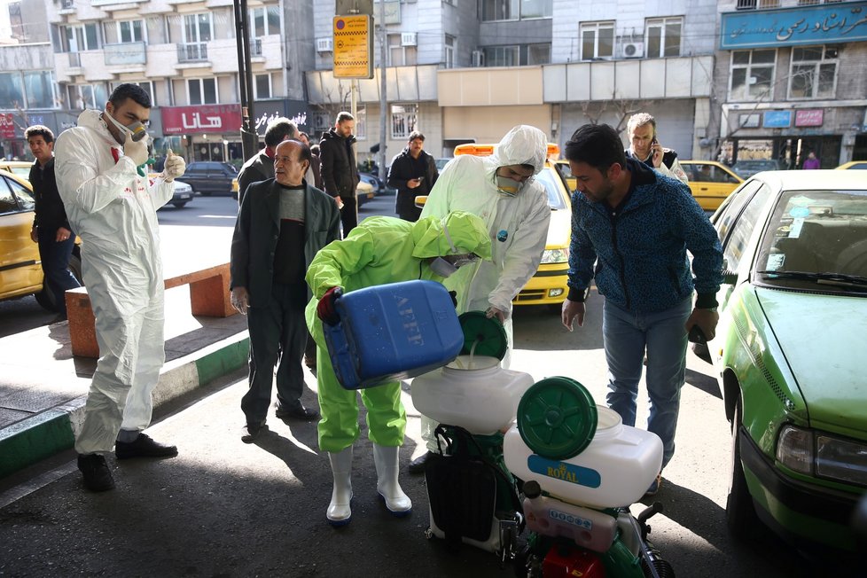 Pracovníci se připravují na dezinfekci ulicí Teheránu, hlavního města Íránu (5.3.2020)
