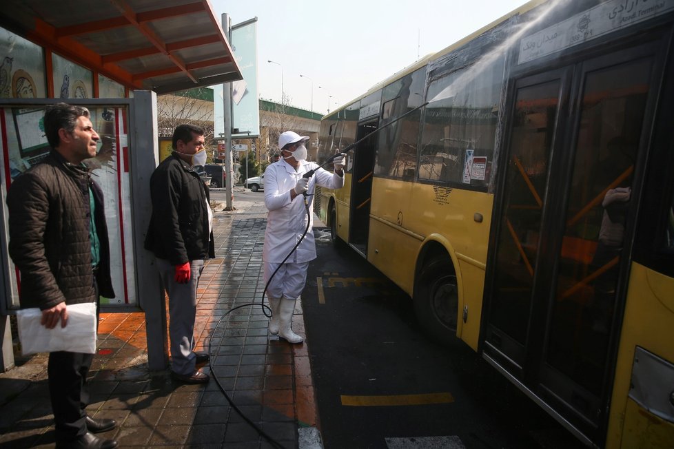 Pracovník dezinfikuje ulici Teheránu, hlavního města Íránu (5.3.2020)