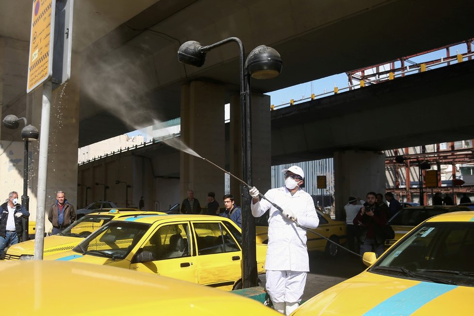 Pracovník dezinfikuje ulici Teheránu, hlavního města Íránu (5.3.2020)