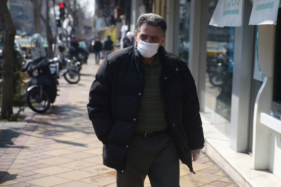 Muž s rouškou na ulici v Teheránu, hlavního města Íránu (5.3.2020)