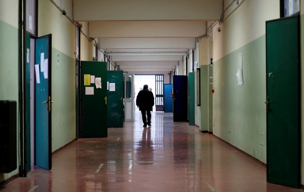 Muž v zavřené škole v Římě (5.3.2020)