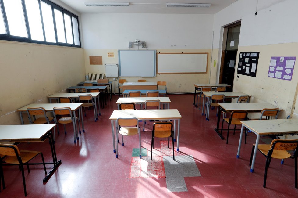 Prázdná třída v zavřené škole v Římě (5.3.2020)