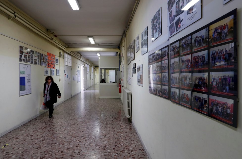 Žena na chodbě zavřené školy v Římě (5.3.2020)