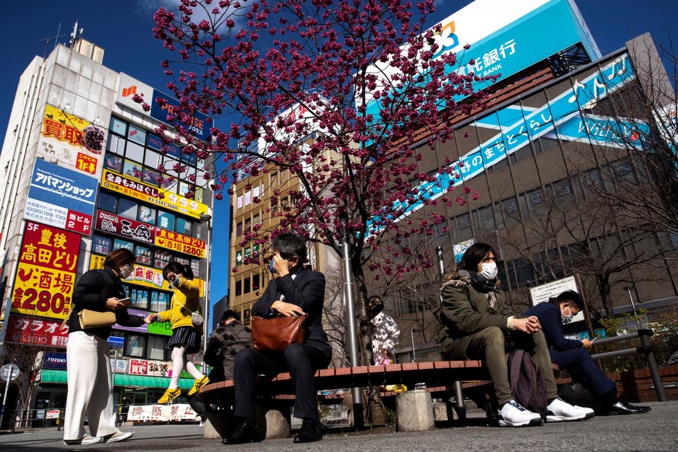 Lidé s rouškami v Tokiu v Japonsku (5.3.2020)