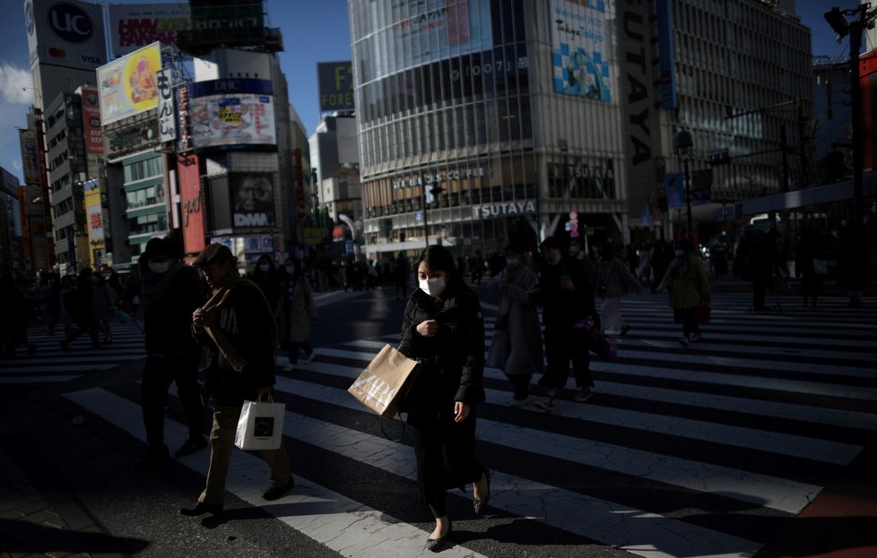 Žena s rouškou v Tokiu v Japonsku (5.3.2020)